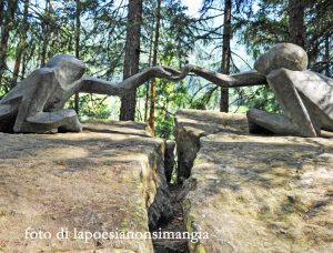 Scultura lungo il seniero verso le Cascate di Riva - Campo Tures (Alto Adige)