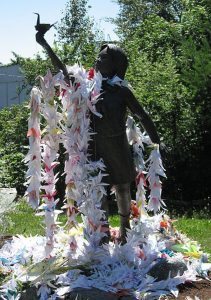 foto-www.marketingcreativo.itmademoiselle-maurice-tra-origami-e-street-artStatua-nel-Parco-della-Pace-di-Hiroshima-dedicata-alla-piccola-Sadako-Sasaki-.jpg