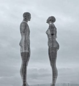 "Man and Woman”, scultura mobile d’acciaio realizzata dall’artista georgiana Tamara Kvesitadze. Installata sulla costa di Batumi, in Georgia.