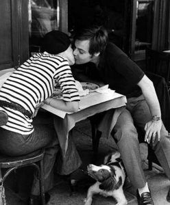 Particolare da "Sidewalk Café, Boulevard Diderot", Parigi, di Henri Carier-Bresson, 1969.