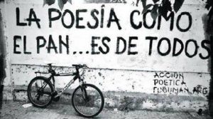 Una delle frasi scritte sui muri  dagli artisti di Accíon Poetica (in questo caso è una frase del  poeta e rivoluzionario salvadoregno Roque Dalton)