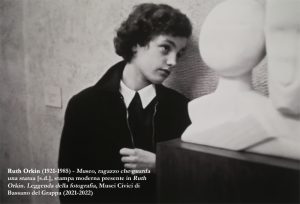 Ruth Orkin (1921-1985) - Museo, ragazzo che guarda una statua [s.d.], stampa moderna presente in Ruth Orkin. Leggenda della fotografia, Musei Civici di Bassano del Grappa (2021-2022)
