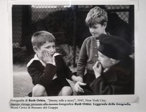 Fotografia di Ruth Orkin,  “Jimmy tells a story”, 1947, New York City;   stampa vintage presente alla mostra fotografica Ruth Orkin. Leggenda della fotografia,  Musei Civici di Bassano del Grappa